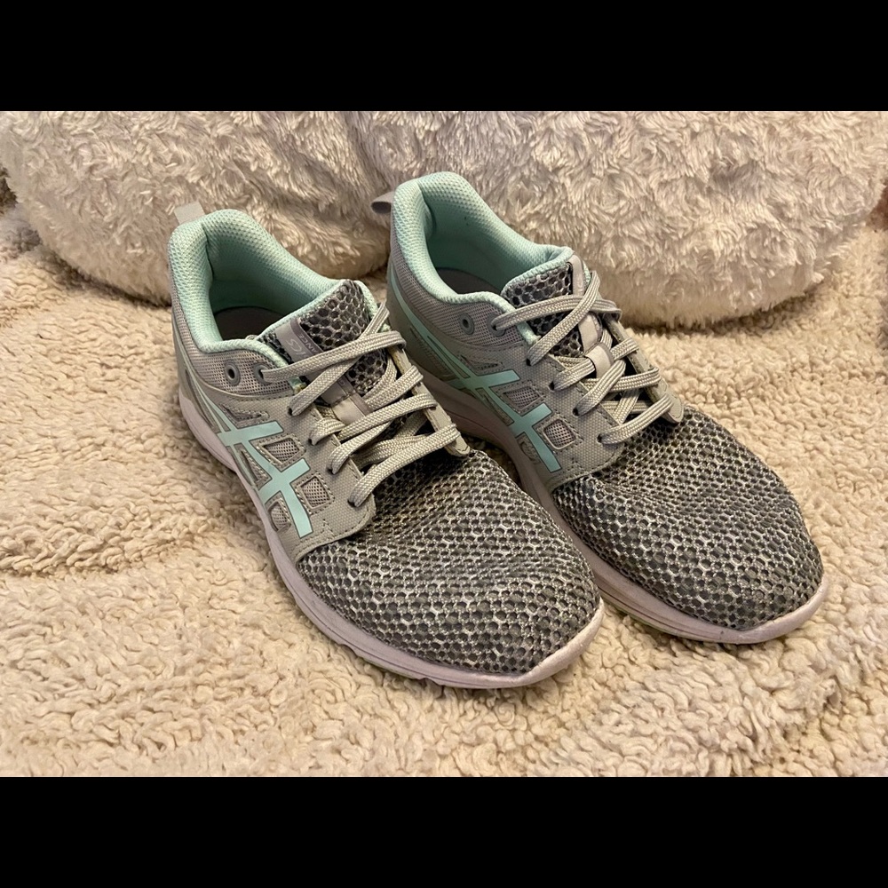 Adidas tennis shoes